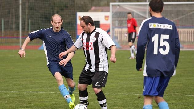 Fotbalisté Hrachovce (tmavší dresy) zřejmě míří k sestupu do 1. B třídy