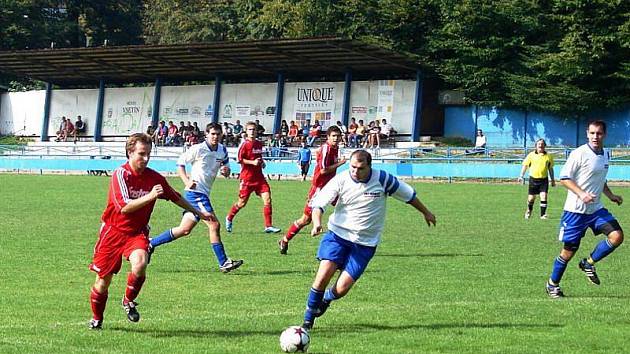 V zápase okresního přeboru Vsetín B – Huslenky (4:1) o výsledku rozhodly standardní situace. Tři body si zaslouženě připsali domácí hráči (červené dresy).