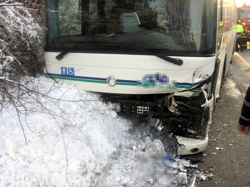 Havárie osobního auta a autobusu ve Francově Lhotě, čtvrtek 7. února 2019