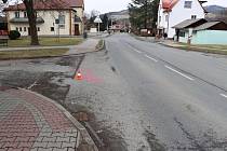 Policisté hledají svědky nehody cyklisty, která se stala v Halenkově na Vsetínsku v úterý 29. března 2022 okolo půl desáté dopoledne. Na snímku místo nehody.
