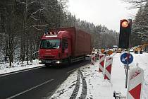 Na silnici I/57 u Lidečka skončila oprava mostu přes potok Pulčinka. Semafory zde řídily provoz naposledy v pondělí 13. prosince 2021