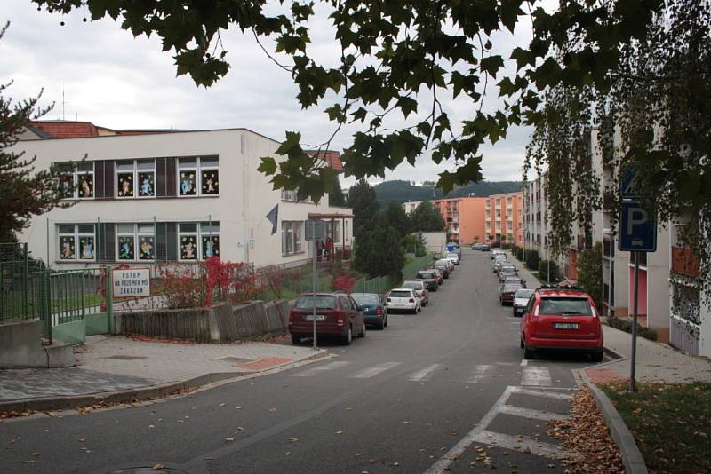 U školky Na Kopečku značky zakrývají stromy.