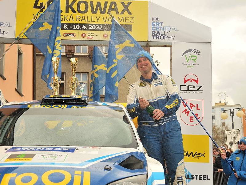 Jubilejní 40. ročník automobilové soutěže Kowax Valašské Rally ovládl o víkendu díky zdrcujícímu finiši Václav Pech ve voze Ford Focus WRC.