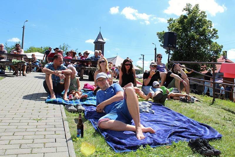 Dvaadvacátý ročník Amfolkfestu neboli Festivalu na konci světa se konal v sobotu 29. července v osadě Pulčín na Hornolidečsku.