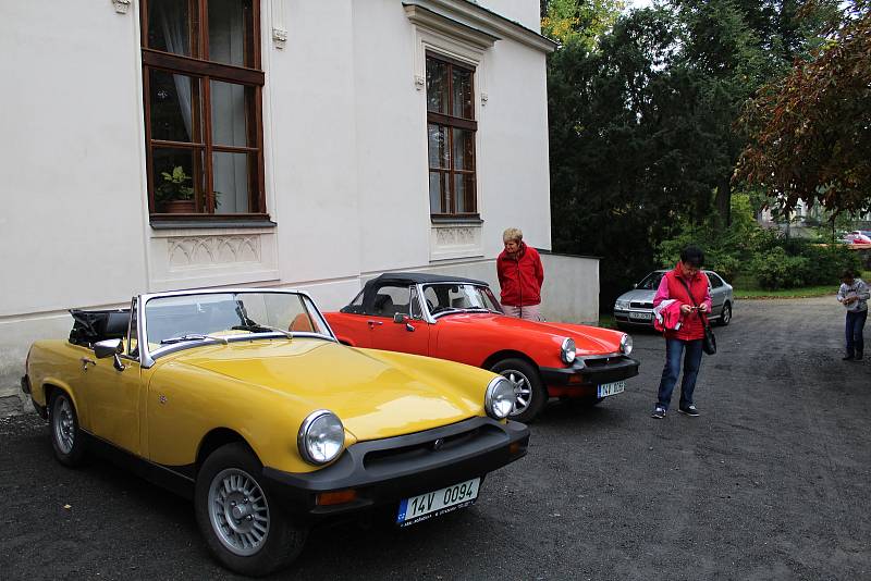 Historické automobily a motocykly z rožnovského Autoklubu byly k vidění v sobotu 16. září 2017 na nádvoří zámku Lešná u Valašského Meziříčí.