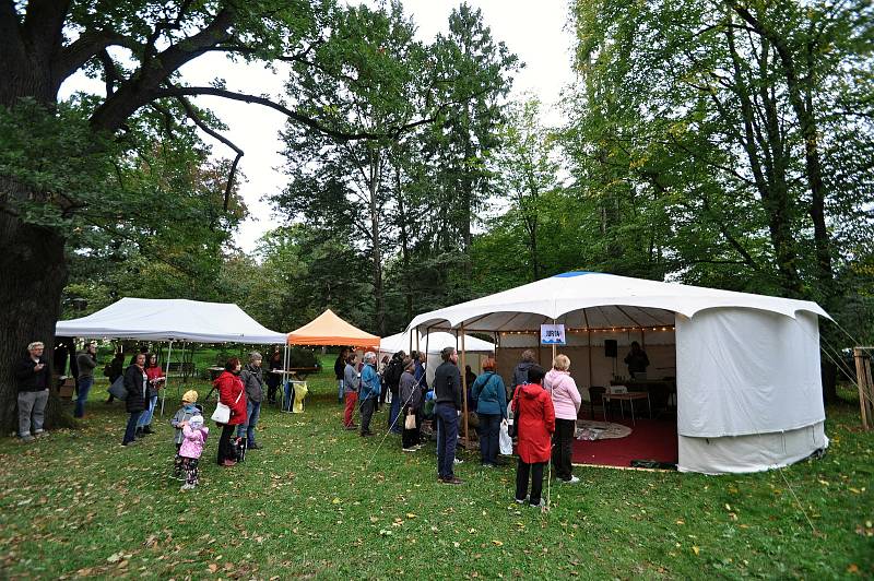 Přednášková jurta na Envirofestu Bečva v parku zámku Kinských ve Valašském Meziříčí; neděle 19. září 2021