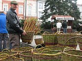 Tradičně týden před Velkým pátkem dnes na náměstí ve Valašském Meziříčí uspořádali Velikonoční jarmark.