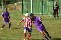 Fotbalisté Loučky (fialové dresy) ve třetím kole III. třídy prohráli v Ústí 1:3.