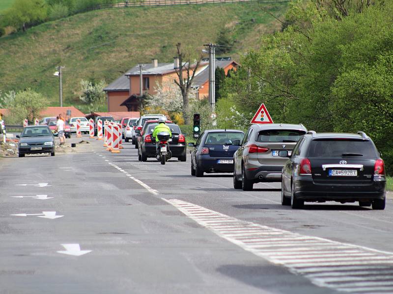 S opravou jeden a půl kilometru dlouhého průjezdu a stavbou chodníků od budoucího kruhového objezdu do části Bradov se pokračuje v Hovězí. Kyvadlovou dopravu řídí semafory.