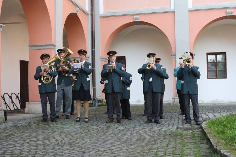 Na nádvoří zámku Žerotínů si obyvatelé města připomněli konec 2. světové války. Zástupci města společně s členy Českého svazu bojovníků za svobodu položili kytici u pamětní desky odbojové skupiny Clay-Eva.