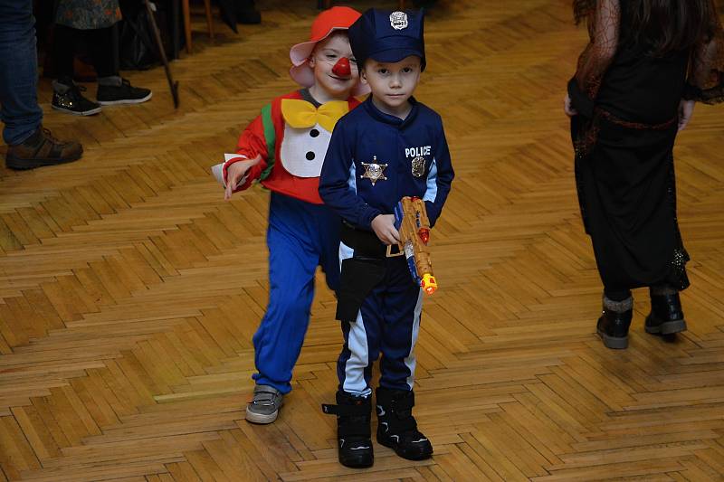 Tradiční dětský karneval pořádala Základní a mateřská škola ve Študlově.