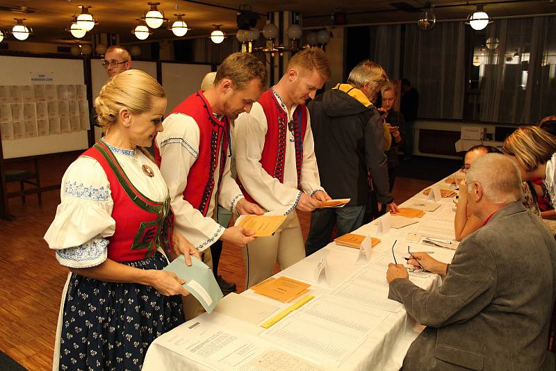 Na sněmovní volby se ve Vsetíně vyšňořili členové Folklorního souboru Jasénka. Svůj hlas vhodili do hlasovací schránky ve valašském kroji.