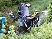 Záchranáři zasahují ve středu 28. června 2023 ráno u havárie osobního vozu Suzuki Grand Vitara do koryta potoka v Zubří. Řidička se zranila.