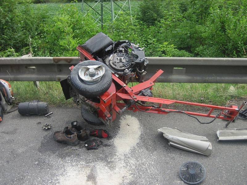 Cestáře srazilo při opravě silnice osobní auto