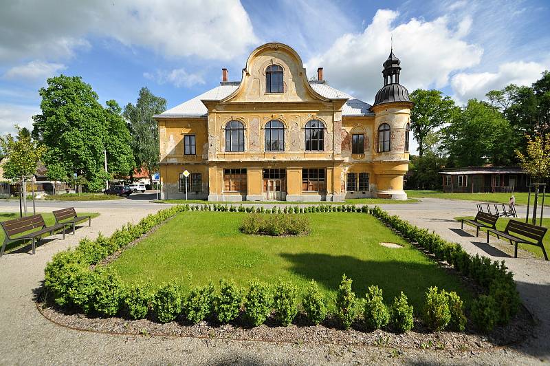 Stavbu braneckého zámku zahájil na počátku 18. století držitel braneckého léna rytíř František Erasmus Lockner. V polovině 19. st. byla přistavěna dvě boční křídla, ve stejném století pak následovala výrazná přestavba zámku v tehdy módním romantickém hist