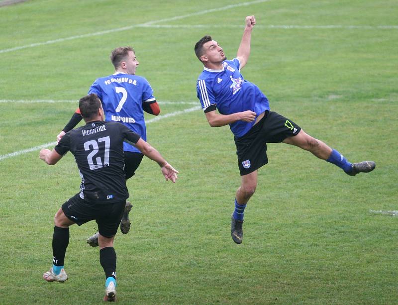 Fotbalisté Vigantic (v černém) se rozloučili s podzimní části I. A třídy skupiny A v derby s Rožnovem pod Radhoštěm přesvědčivou výhrou 5:0. Lví podíl na ni měli největší hvězdy Vigantic Milan Baroš a René Bolf, kteří dali po jedné brance, domácí útočník 