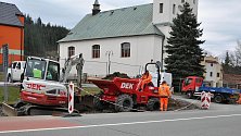 Horní Bečva - stavba cyklostezky u hlavní silnice I/35 v centru obce; duben 2022