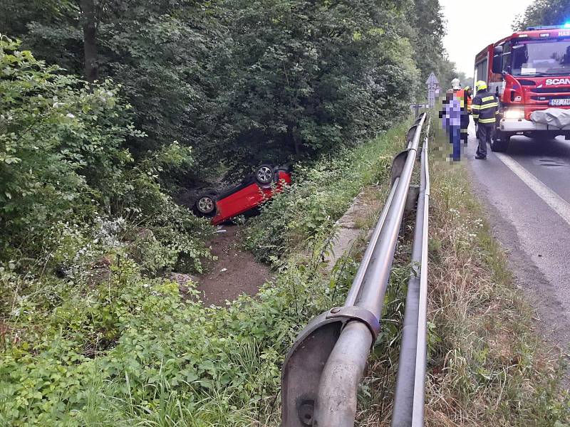 Řidička skončila s autem na střeše v potoce