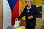 Žena vhazuje obálku s hlasovacím lístkem do volební urny při druhém kole senátních voleb v Čekance - denním stacionáři Naděje ve vsetínské místní části Rokytnice; Vsetín, sobota 20. října 2012.
