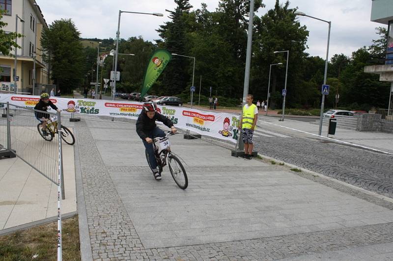 Deset nových vítězů a držitelů žlutého trikotu Tour de Kids bylo dekorováno v neděli ve Vsetíně. 