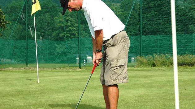 Hráč Valašského golfového klubu Otakar Kozubík.