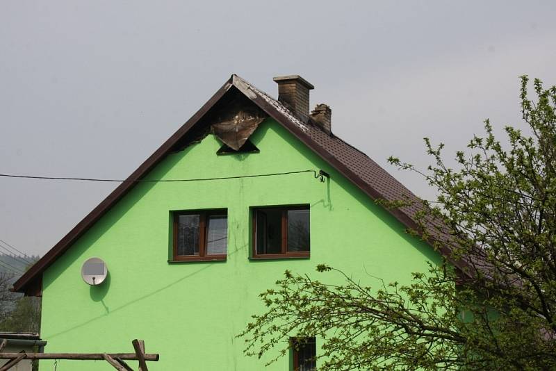 K požáru střechy a podkroví rodinného domu došlo v pátek odpoledne ve Lhotě u Vsetína. 