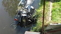 Nehoda motorky v Prostřední Bečvě si vyžádala jeden lidský život. Vrtulník přiletěl na místo události dvakrát.