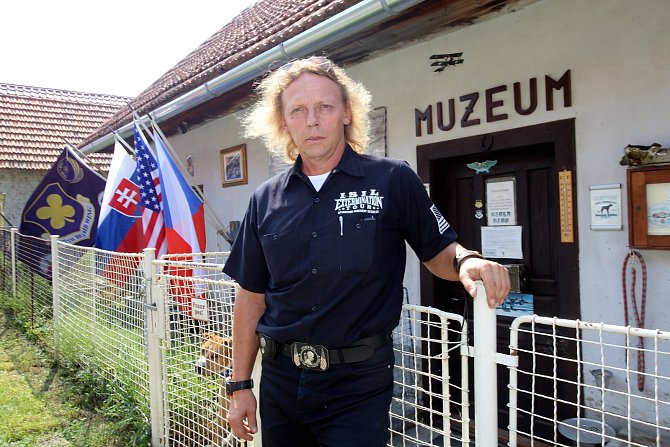 Muzeum Letecké bitvy nad Bílými Karpaty v Šanově. Michael Žitník před muzeem.