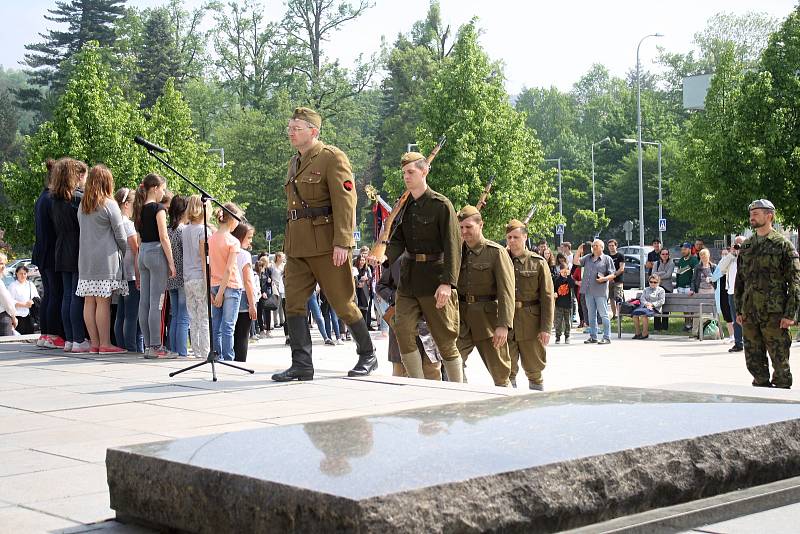 U příležitosti 73. výročí konce druhé světové války a osvobození se v pátek 4. května 2018 uskutečnil slavnostní pietní akt na Náměstí svobody ve Vsetíně.