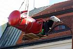 Pracovníci sjednané firmy instalují pod střechu zámku ve Vsetíně nádrž na vodu. Bude součástí moderního protipožárního systému, který při hašení ohně používá vodní mlhu; úterý 20. října 2020