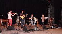 Deset let působí na valašské hudební scéně kapela Dareband ze Vsetína. Kulaté jubileum muzikanti oslavili v pátek večer (15. 5.) výročním koncertem před zaplněným velkým sálem Domu kultury ve Vsetíně.