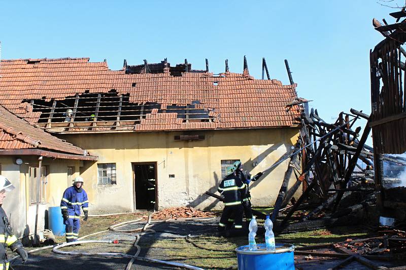 V pondělí 27. února dopoledne likvidovali hasiči požár stodoly a přilehlého domu v Hošťálkové u Vsetína.