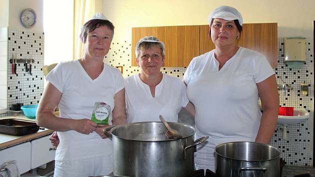 Kuchařky jídelny Základní a mateřské školy Leskovec Kateřina Slabíková, Žaneta Matochová a Alena Kozubíková postoupily už podruhé do finále celostátní soutěže O nejlepší školní oběd. Finále se uskuteční 24. srpna 2017 v Praze. Loni se umístily na čtvrtém 