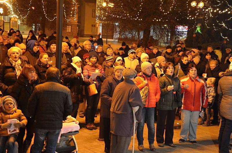 Na náměstí v Rožnově pod Radhoštěm se ve středu 11. prosince 2019 tradiční akce Česko zpívá koledy zúčastnilo několik stovek lidí. Zahrála Cimbálová muzika Valašsko.