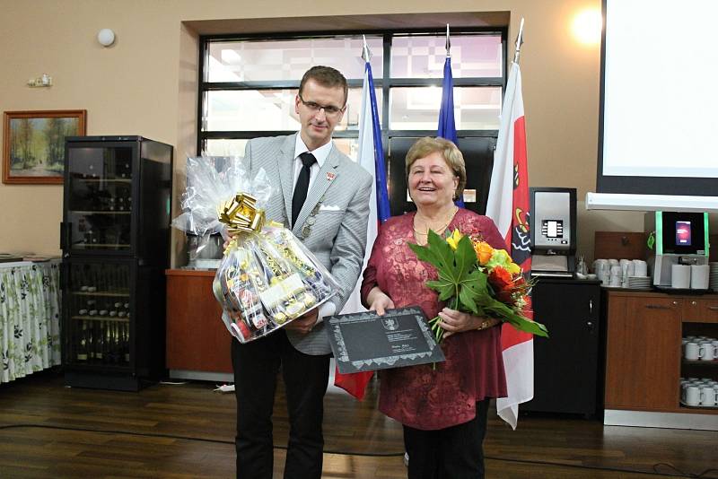 Cenu města Rožnov pod Radhoštěm udělila historicky poprvé rožnovská radnice Oceněný je spisovatel Richard Sobotka a akademický malíř Miloš Šimurda. Další ocenění - Cenu starosty města, získal Spolek rožnovských žen. Cenu přebírala předsedkyně Marie Rethyo