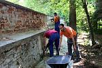 Dělníci pracují na rekonstrukci zámecké zdi a vstupních schodů u historické budovy zámku Vsetín; červenec 2020