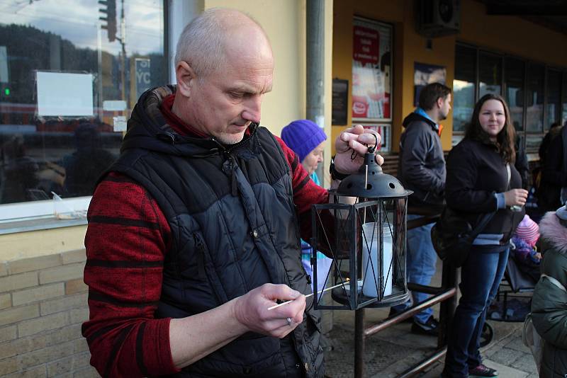 Vsetínští a Hověžští skauti přivezli v sobotu 21. prosince 2019 na vsetínské nádraží betlémské světlo. Pravidelným "odběratelem" je i Jan Kozubík z Valašské Polanky.