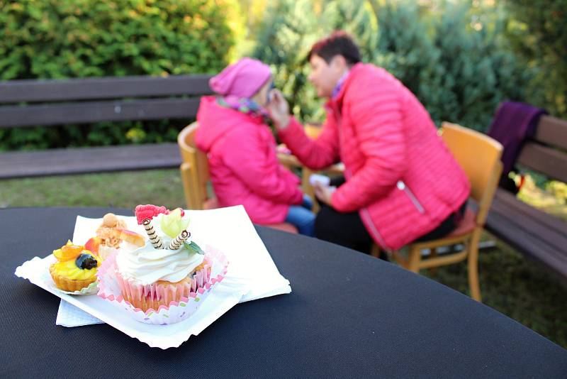 Ve čtvrtek 4. října 2018 slavnostně otevřeli zahradu za Charitou ve Vsetíně na Horním městě. Úpravy a rekonstrukce budou pokračovat i v příštím roce.