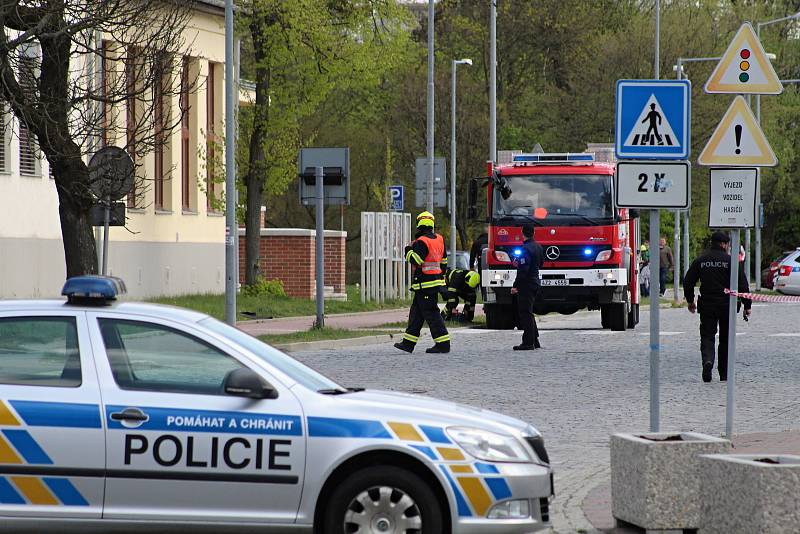 Hasiči zabezpečují střešní krytinu, kterou strhl silný vítr ze střechy Masarykova gymnázia ve Vsetíně ve středu 24. dubna 2019.