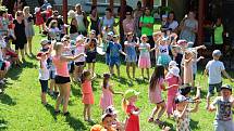 Děti, rodiče i učitelé slavili v úterý 11. června na zahradě mateřské školy v Rokytnice 40 let od založení mateřinky.