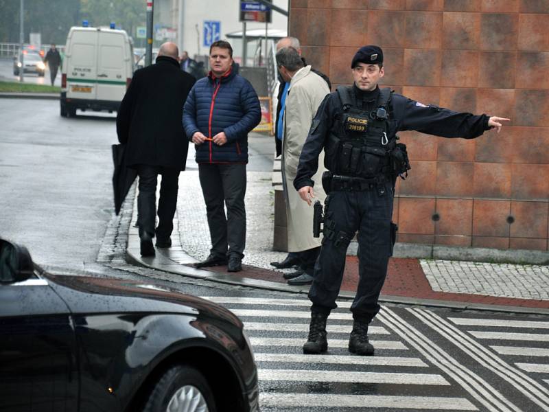 Kvůli podezření na umístění nástražného výbušného systému u budovy radnice v Rožnově pod Radhoštěm uzavřeli policisté těsně před příjezdem prezidenta Miloše Zemana Bayerovu ulici. Na místě zasahoval pyrotechnik; Rožnov p. R., čtvrtek 15. října 2015