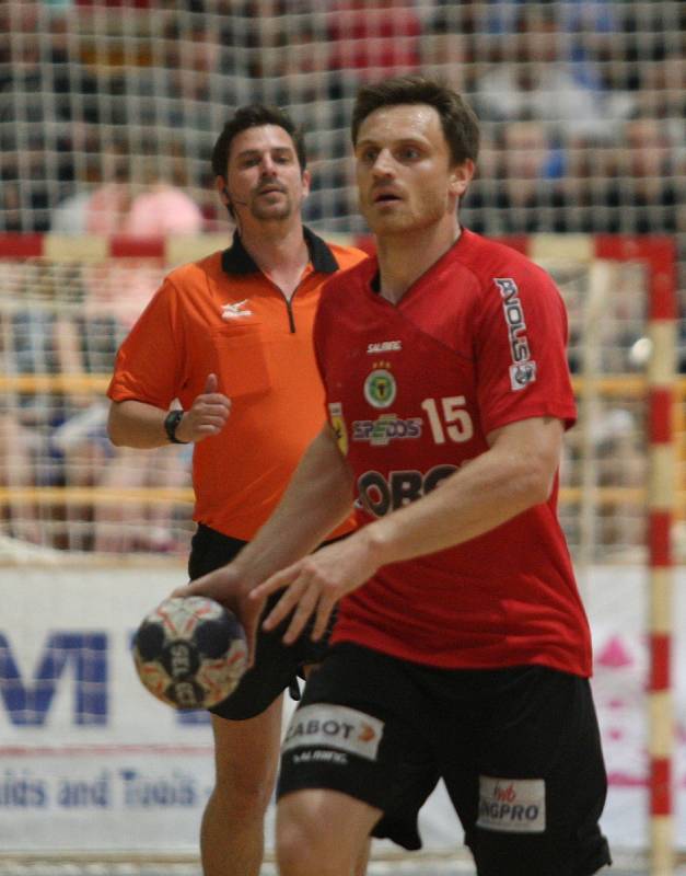 Házenkáři Zubří (v červeném) v rozhodujícím 5. zápase play-off o bronzové medaile ve středu ve své hale hostili Lovosice.