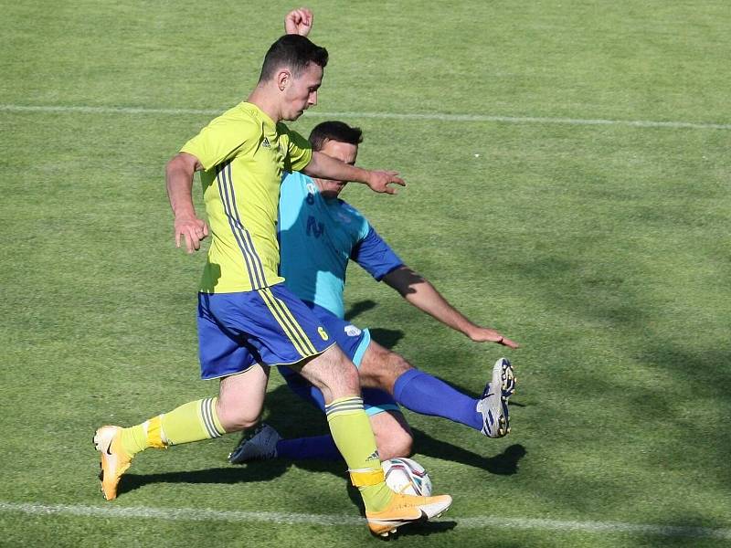 Fotbalisté Kelče (ve žlutém) v rámci předposledního kola I. A třídy skupiny A doma podlehli Valašským Příkazům 1:3.