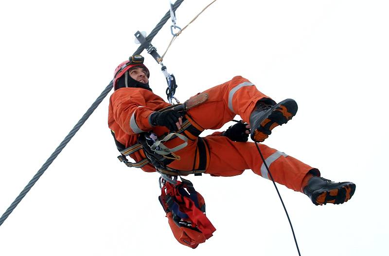 Hasičské cvičení záchrana lidí z lanovky v lyžařském středisku Kohútka.Na snímku hasič Petr Smilek ze Zlína.