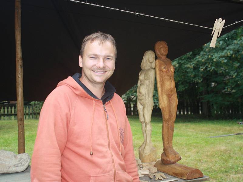 Sochař Martin Gaja z Hutiska Solanec vyřezává sochy ze dřeva, pracuje také s hlínou a kamenem.
