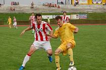 Fotbalisté Valašského Meziříčí (pruhované dresy) v pátém kole poprvé v sezoně vyhráli, porazili Velké Karlovice 2:1. 