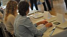 Lidé hlasují v komunálních volbách do městského zastupitelstva ve Vsetíně (volební okrsek č. 9 v Domě kultury); pátek 23. září 2022