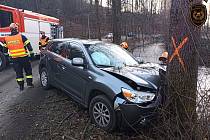 Záchranáři zasahují v úterý 30. ledna 2024 u nehody osobního vozu Mitsubishi v Bystřičce na Vsetínsku.