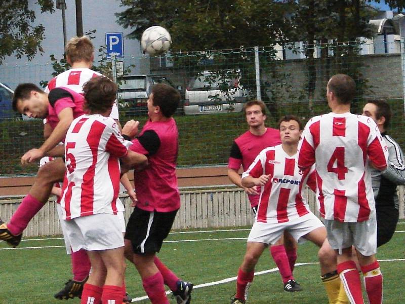 Fotbalisté Vsetína C na umělé trávě přivítali rezervu Huslenek (pruhované dresy) a po celý zápas marně dobývali skvělou defenzívu soupeře. Nakonec hosté tlak přežili a vezou tři body za vítězství 1:2.  