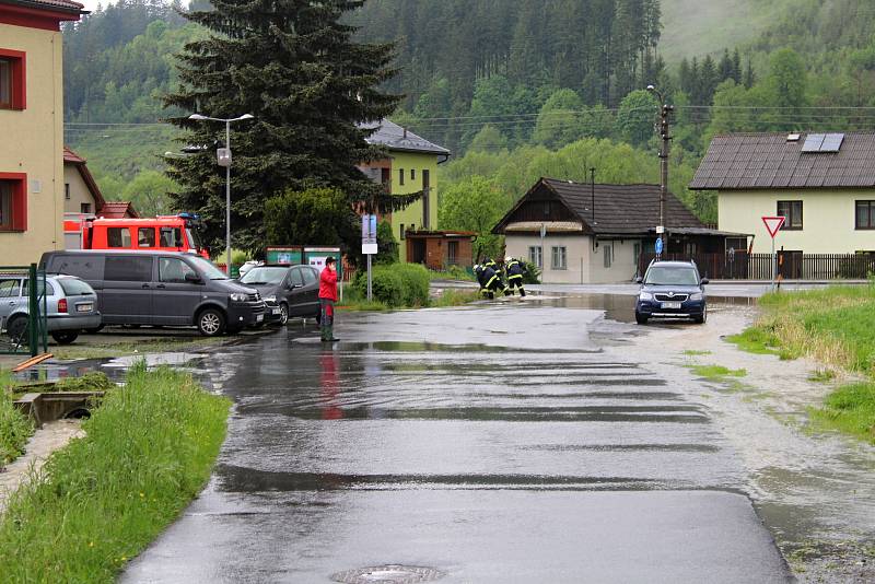 Velká voda potrápila hasiče 22. května 2019 v Huslenkách. Pod vodou byla část silnice, voda se rozlila do zahrad.